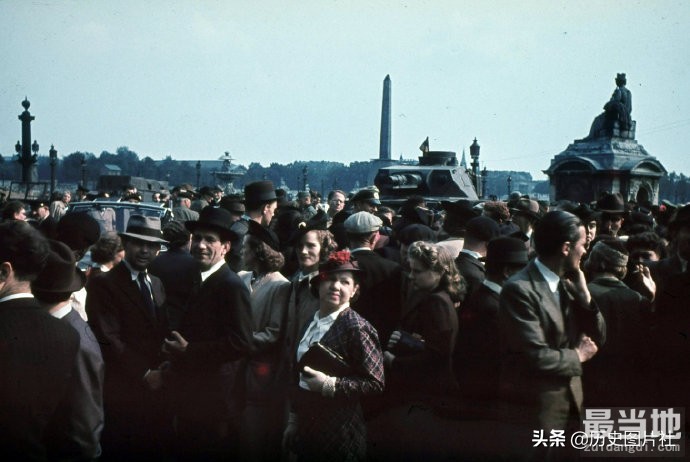 老照片：1940年，德军占领下的法国巴黎街景-2.jpg