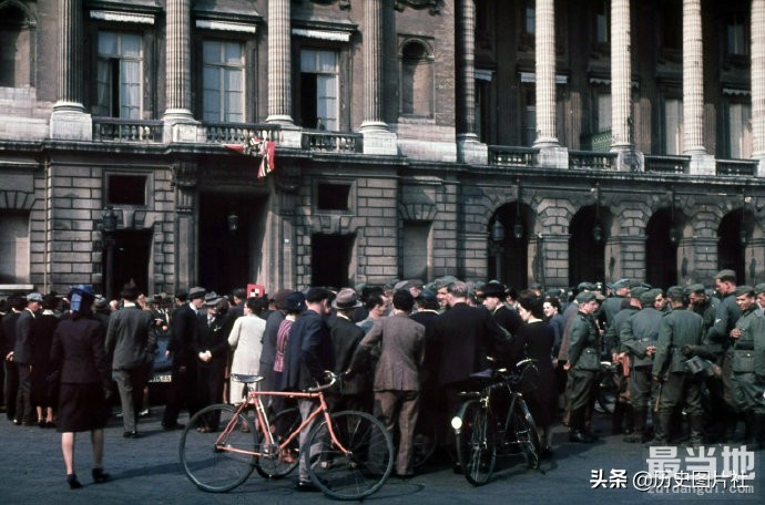 老照片：1940年，德军占领下的法国巴黎街景-7.jpg