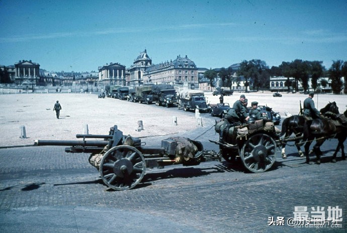 老照片：1940年，德军占领下的法国巴黎街景-5.jpg