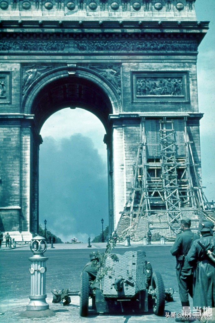 老照片：1940年，德军占领下的法国巴黎街景-10.jpg