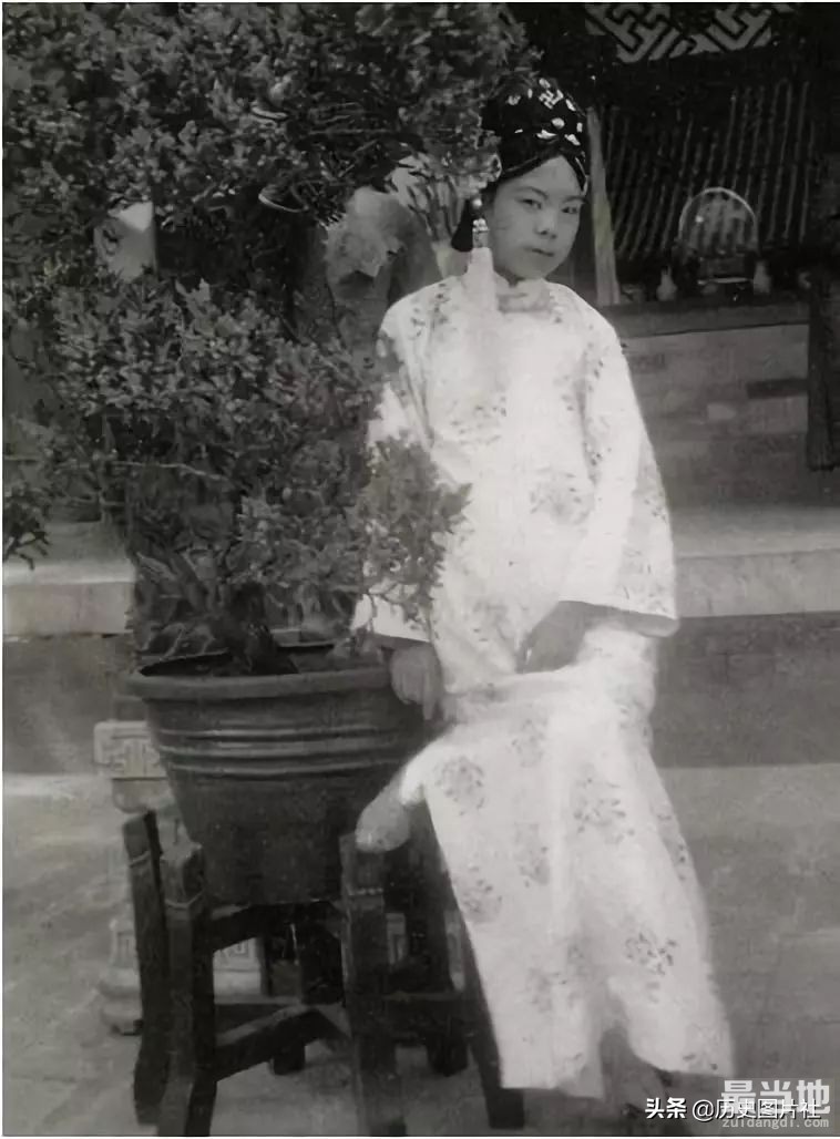 末代皇妃文绣老照片：结婚9年仍是女儿身，离婚后选择教书育人-9.jpg