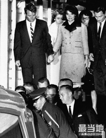 老照片回顾：1963年肯尼迪遇刺事件，图10杰奎琳和女儿亲吻灵柩-7.jpg