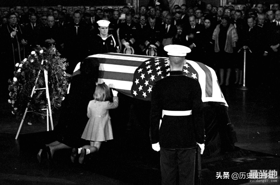 老照片回顾：1963年肯尼迪遇刺事件，图10杰奎琳和女儿亲吻灵柩-10.jpg
