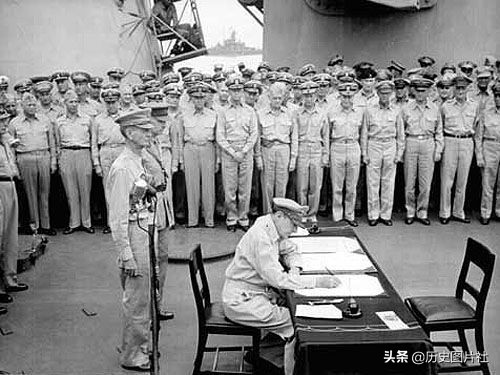 日本投降仪式在密苏里号甲板上举行，徐永昌将军代表中国政府签字-3.jpg