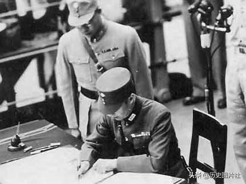 日本投降仪式在密苏里号甲板上举行，徐永昌将军代表中国政府签字-5.jpg