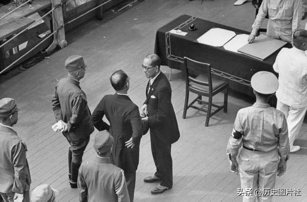 日本投降仪式在密苏里号甲板上举行，徐永昌将军代表中国政府签字-6.jpg