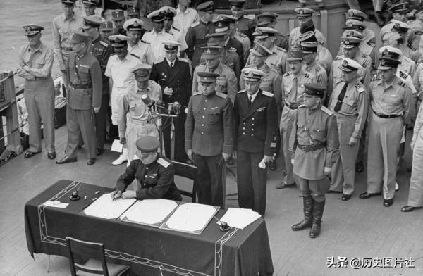 日本投降仪式在密苏里号甲板上举行，徐永昌将军代表中国政府签字-4.jpg