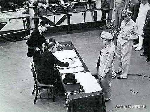 日本投降仪式在密苏里号甲板上举行，徐永昌将军代表中国政府签字-7.jpg