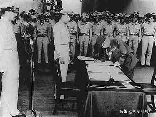 日本投降仪式在密苏里号甲板上举行，徐永昌将军代表中国政府签字-8.jpg
