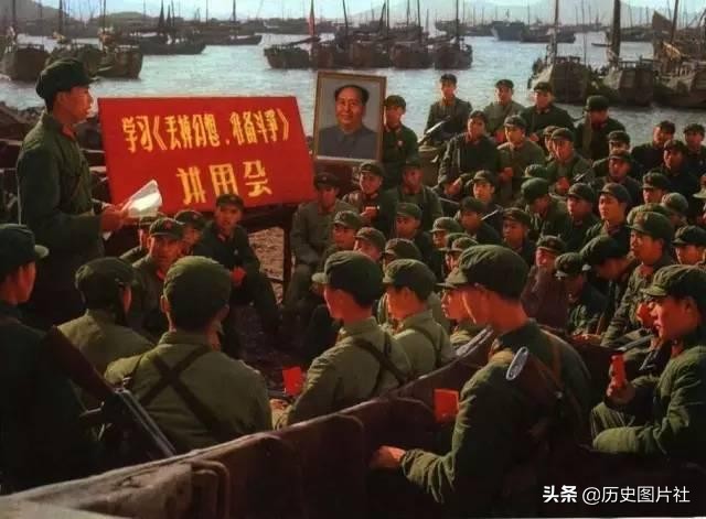 70年代珍贵旧照：知青参加忆苦思甜大会，群众悼念伟大领袖毛主席-1.jpg