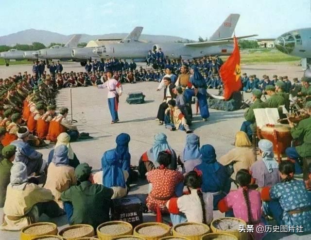 70年代珍贵旧照：知青参加忆苦思甜大会，群众悼念伟大领袖毛主席-2.jpg