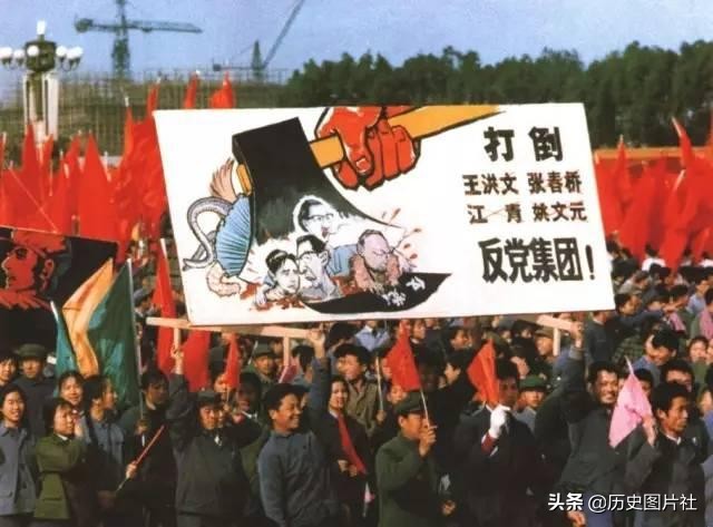 70年代珍贵旧照：知青参加忆苦思甜大会，群众悼念伟大领袖毛主席-8.jpg
