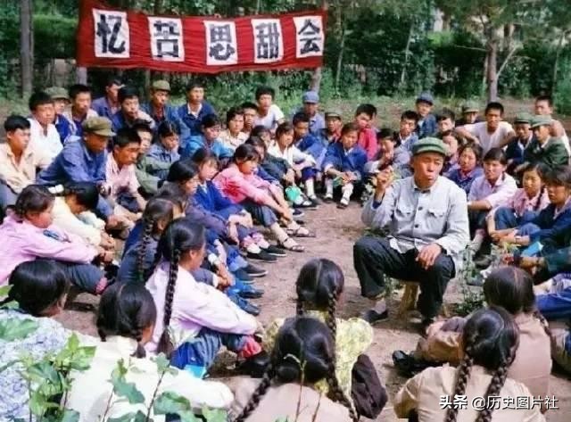 70年代珍贵旧照：知青参加忆苦思甜大会，群众悼念伟大领袖毛主席-3.jpg