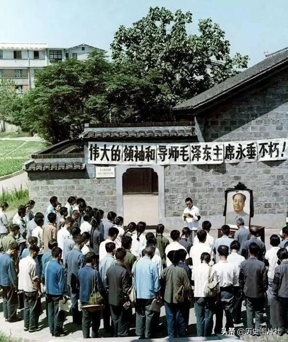 70年代珍贵旧照：知青参加忆苦思甜大会，群众悼念伟大领袖毛主席-7.jpg