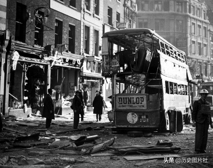 1940年的伦敦遭遇德军狂轰滥炸，10万幢房屋被摧毁，城市变成废墟-3.jpg