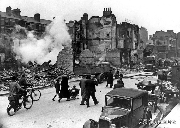 1940年的伦敦遭遇德军狂轰滥炸，10万幢房屋被摧毁，城市变成废墟-2.jpg