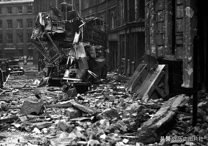 1940年的伦敦遭遇德军狂轰滥炸，10万幢房屋被摧毁，城市变成废墟-1.jpg