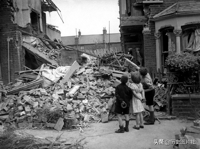 1940年的伦敦遭遇德军狂轰滥炸，10万幢房屋被摧毁，城市变成废墟-5.jpg