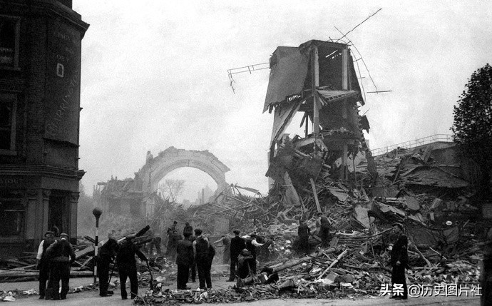 1940年的伦敦遭遇德军狂轰滥炸，10万幢房屋被摧毁，城市变成废墟-8.jpg