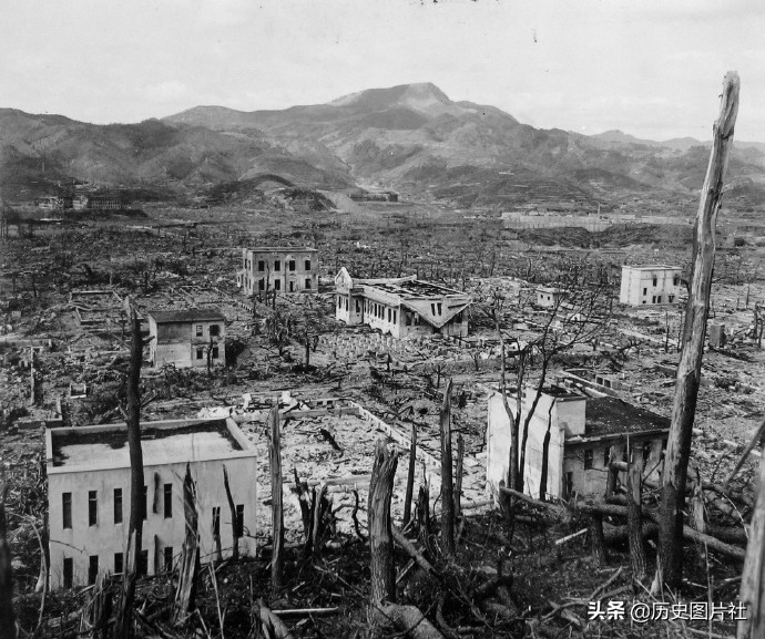 1945年的长崎，第二个被原子弹轰炸的城市，一片废墟-7.jpg
