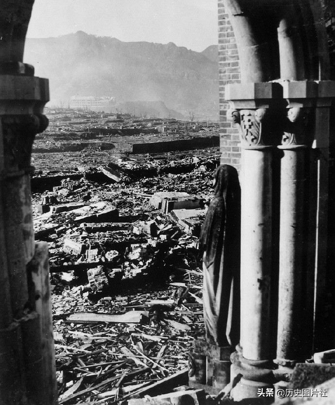 1945年的长崎，第二个被原子弹轰炸的城市，一片废墟-9.jpg