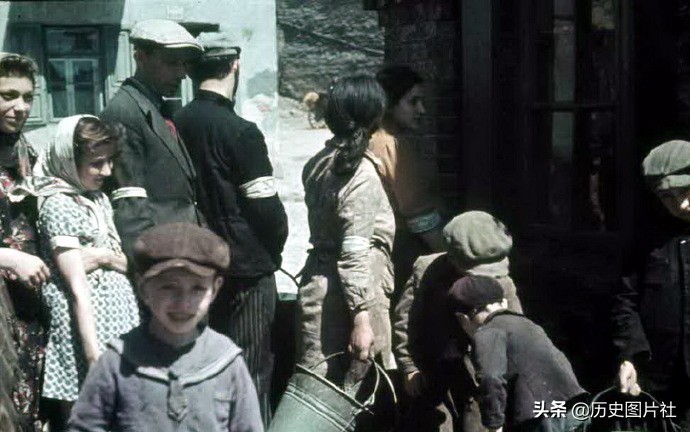1941年生活在华沙的犹太人，两年后遭到灭绝性的杀戮-2.jpg