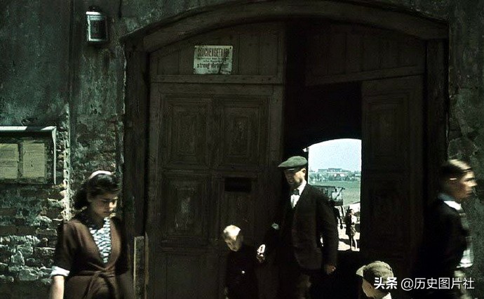 1941年生活在华沙的犹太人，两年后遭到灭绝性的杀戮-3.jpg