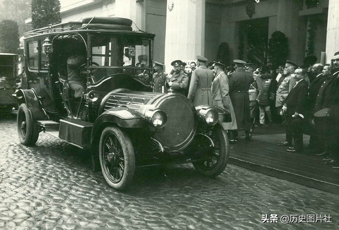 1913年的圣彼得堡，沙皇尼古拉二世参观第四届国际汽车展览会-1.jpg