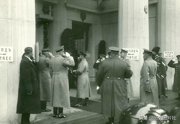 1913年的圣彼得堡，沙皇尼古拉二世参观第四届国际汽车展览会-2.jpg