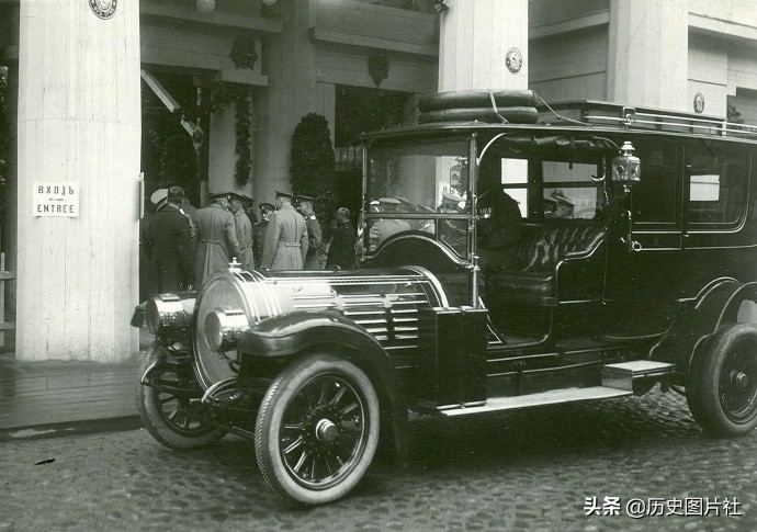 1913年的圣彼得堡，沙皇尼古拉二世参观第四届国际汽车展览会-4.jpg