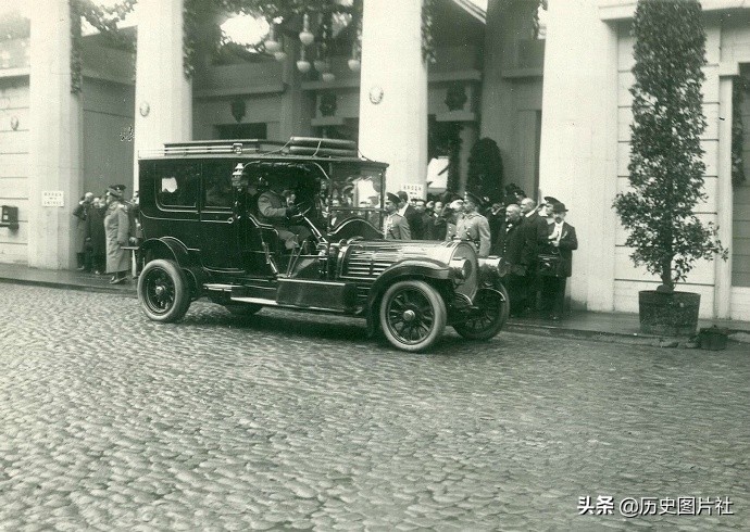 1913年的圣彼得堡，沙皇尼古拉二世参观第四届国际汽车展览会-3.jpg