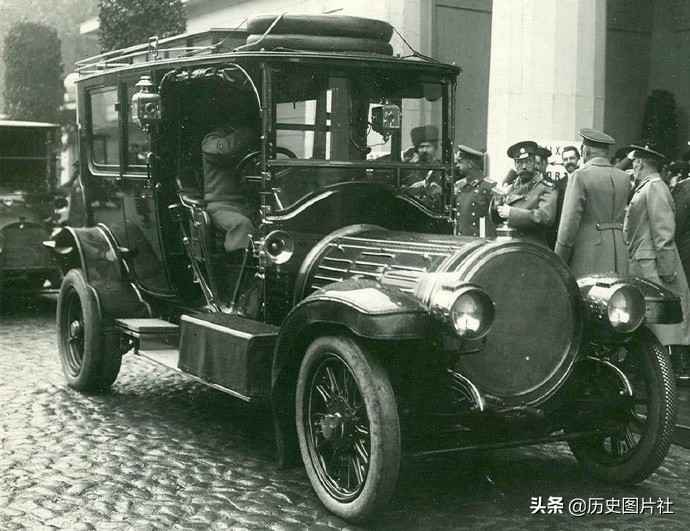 1913年的圣彼得堡，沙皇尼古拉二世参观第四届国际汽车展览会-6.jpg