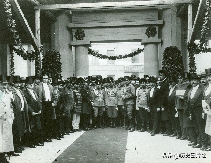 1913年的圣彼得堡，沙皇尼古拉二世参观第四届国际汽车展览会-8.jpg