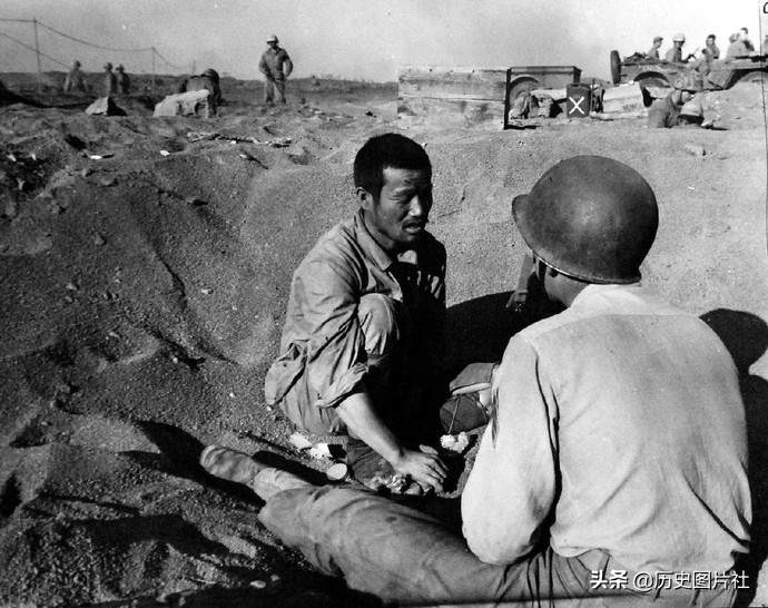 硫磺岛战役罕见旧照：美国海军陆战队强行登陆，俘虏的日本士兵-6.jpg