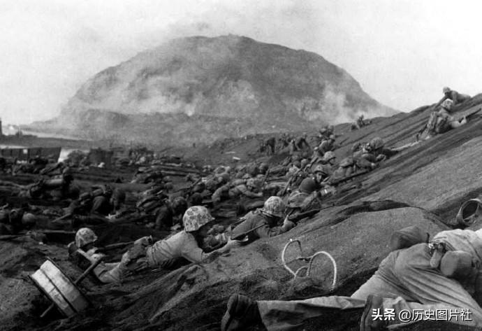 硫磺岛战役罕见旧照：美国海军陆战队强行登陆，俘虏的日本士兵-4.jpg