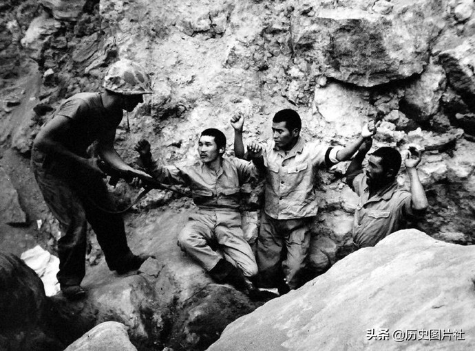 硫磺岛战役罕见旧照：美国海军陆战队强行登陆，俘虏的日本士兵-9.jpg