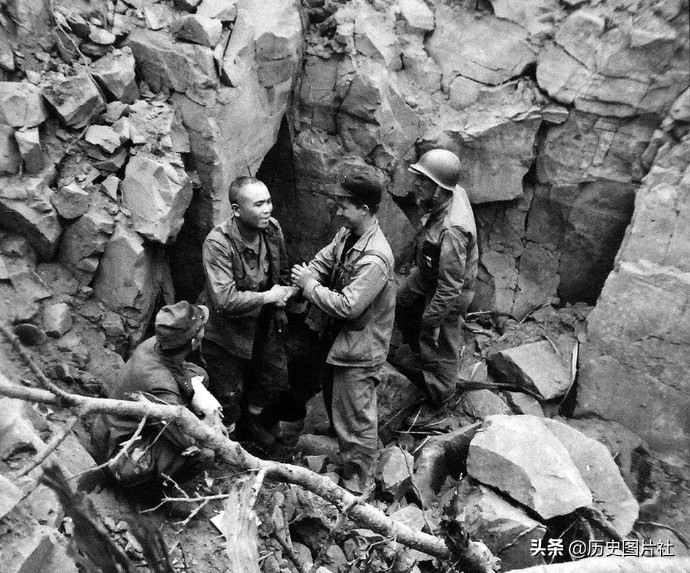 硫磺岛战役罕见旧照：美国海军陆战队强行登陆，俘虏的日本士兵-7.jpg