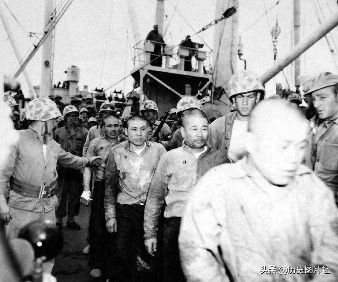 硫磺岛战役罕见旧照：美国海军陆战队强行登陆，俘虏的日本士兵-8.jpg
