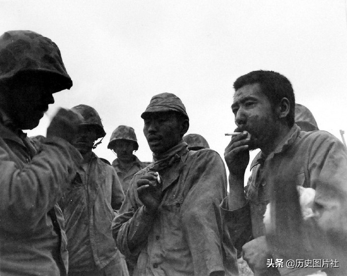 硫磺岛战役罕见旧照：美国海军陆战队强行登陆，俘虏的日本士兵-10.jpg