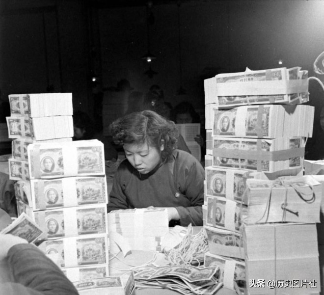 1947年上海通货膨胀，印钞厂大量生产纸币，一袋钱难买一袋米-1.jpg