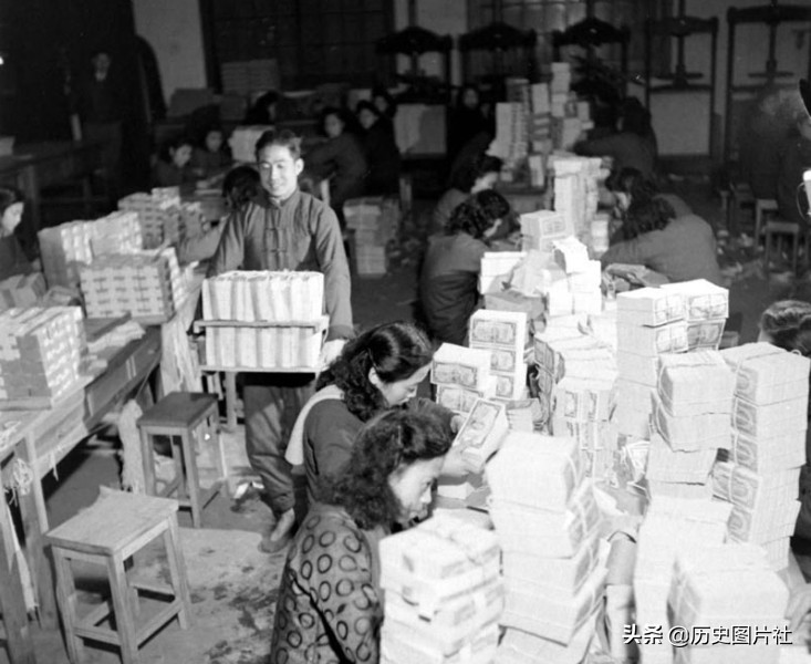 1947年上海通货膨胀，印钞厂大量生产纸币，一袋钱难买一袋米-5.jpg