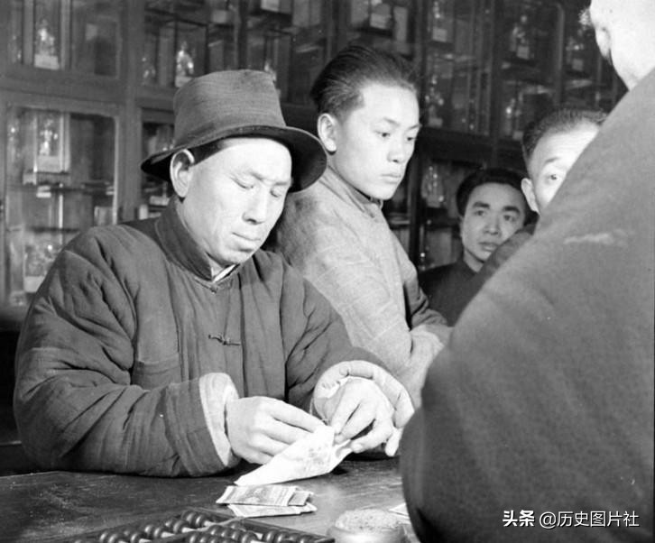 1947年上海通货膨胀，印钞厂大量生产纸币，一袋钱难买一袋米-8.jpg