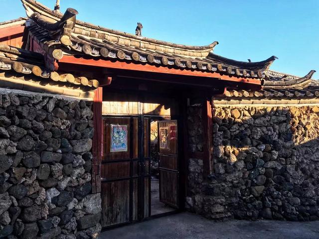 云南的深山里，隐藏着一个世外桃源，村子都是由石头建成十分神奇-5.jpg