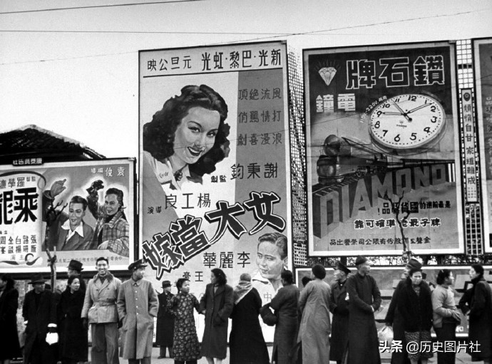 1949年上海街拍：图4九曲桥游客拥挤，图7逃难的一家老小-1.jpg