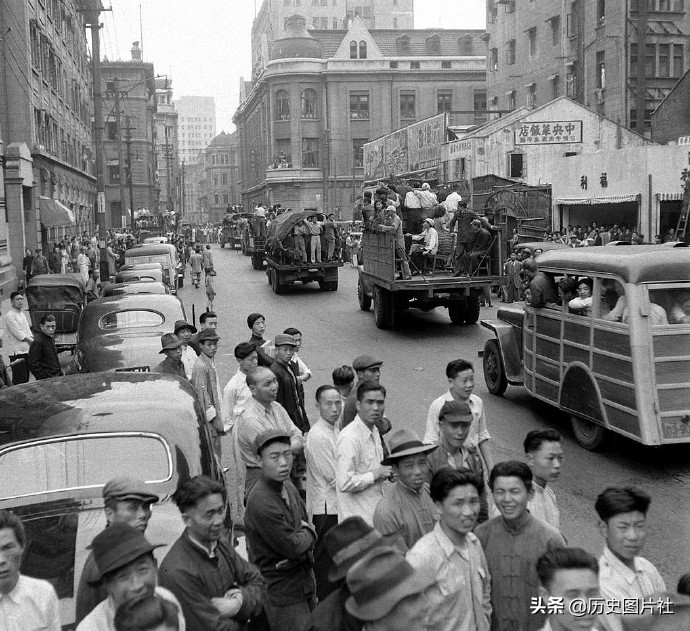 1949年上海街拍：图4九曲桥游客拥挤，图7逃难的一家老小-3.jpg