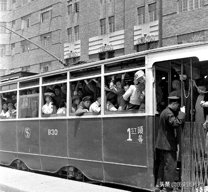 1949年上海街拍：图4九曲桥游客拥挤，图7逃难的一家老小-2.jpg