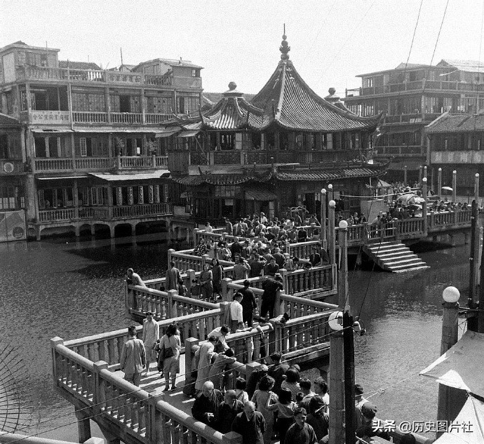 1949年上海街拍：图4九曲桥游客拥挤，图7逃难的一家老小-4.jpg