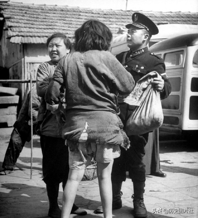 1949年上海街拍：图4九曲桥游客拥挤，图7逃难的一家老小-6.jpg