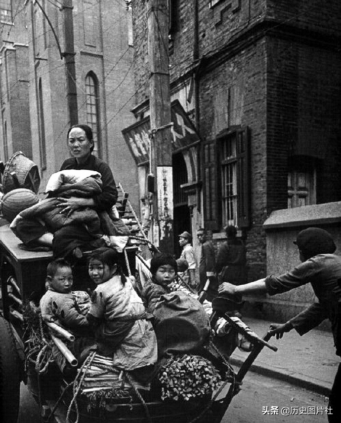 1949年上海街拍：图4九曲桥游客拥挤，图7逃难的一家老小-7.jpg