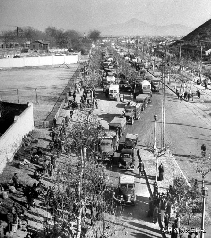 1949年上海街拍：图4九曲桥游客拥挤，图7逃难的一家老小-8.jpg